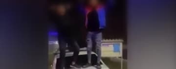 Noua modă printre teribiliști/ Trei tineri, sancționați de polițiștii din Câmpina, după ce s-au filmat cățărați pe o mașină de Poliție