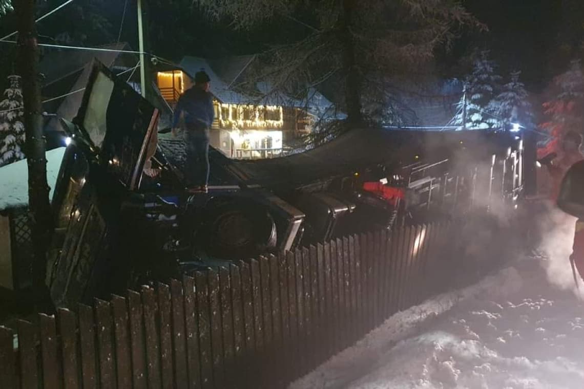 Un TIR s-a răsturnat la Cheia, după ce a lovit un autoturism