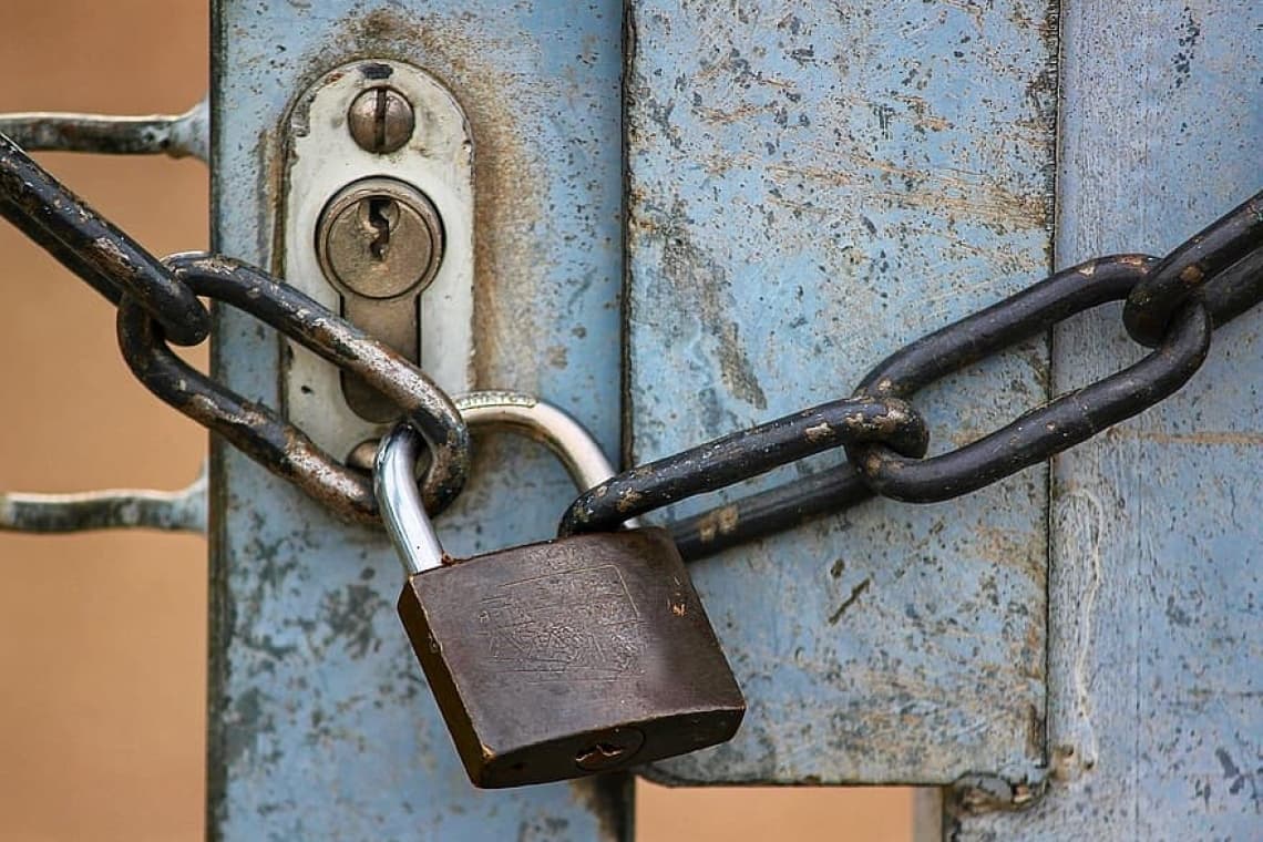 Bătrânul din Jugureni care își ținea fiica bolnavă încuiată în casă a fost reținut