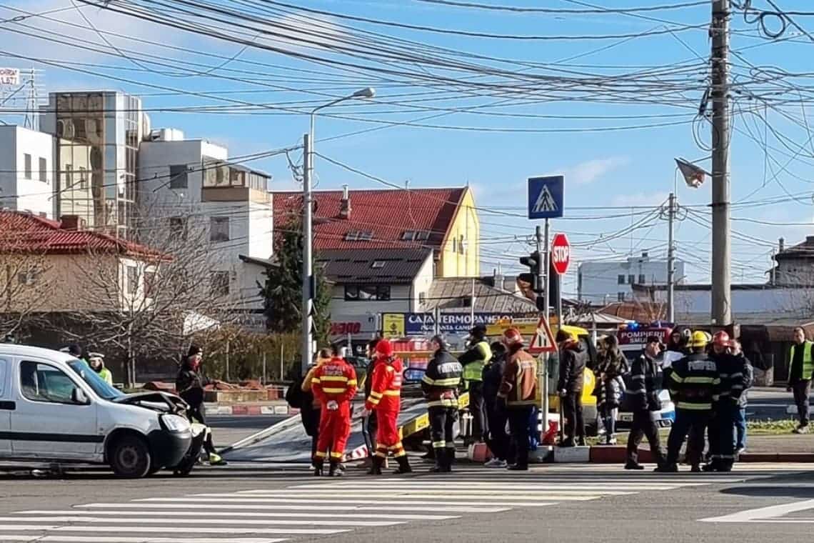 O femeie a ajuns la spital, după un accident produs într-o intersecție din Ploiești