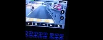 Imagini video cu accidentul în care un bătrân a fost lovit mortal de troleibuz, în centrul Ploieștiului