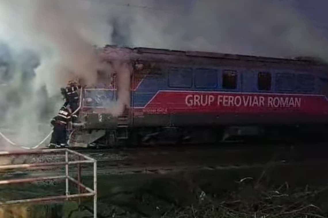 15 trenuri de călători au staționat în gări din cauza incendiului de la locomotiva marfarului cu azotat de amoniu