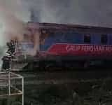 15 trenuri de călători au staționat în gări din cauza incendiului de la locomotiva marfarului cu azotat de amoniu