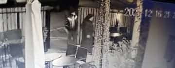 Hoții de mese și scaune de pe terasa Cafenelei Nației, deținută de Dragoș Pătraru, au fost prinși