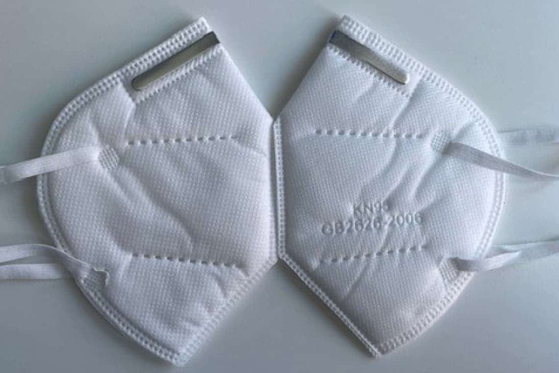 Devin obligatorii măștile medicale cu 3 pliuri sau FFP2. Cine știe diferența între o mască facială și una chirurgicală?