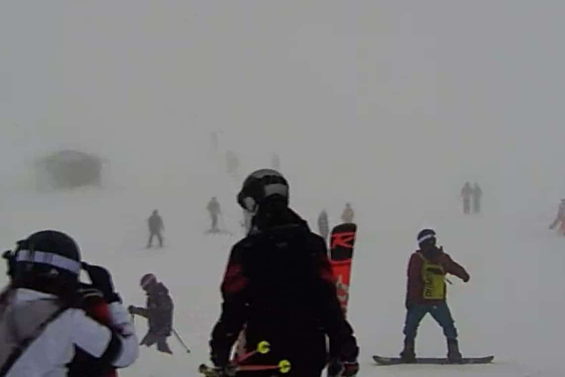 Pârtiile din Sinaia, luate cu asalt de iubitorii sporturilor de iarnă. Jos, la Gondolă, nu mai sunt locuri de parcare!