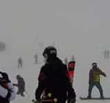 Pârtiile din Sinaia, luate cu asalt de iubitorii sporturilor de iarnă. Jos, la Gondolă, nu mai sunt locuri de parcare!