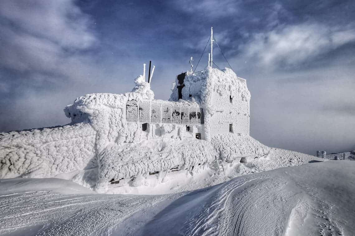 Imagini ireale: stația meteo de la Vârful Omu - nava înghețată din marea de nori a Bucegilor!