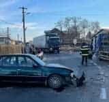 Video/Camion plin cu butelii, implicat într-un accident rutier, la Mizil