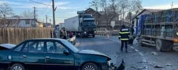 Video/Camion plin cu butelii, implicat într-un accident rutier, la Mizil