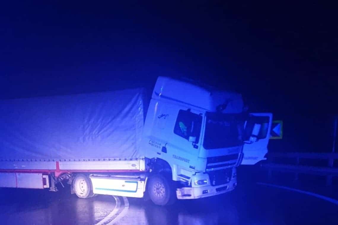 Camion în pană, la Posada. Trafic dirijat de polițiști