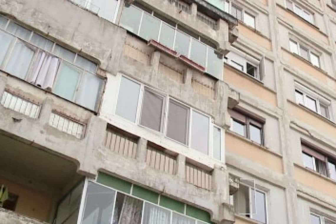 O femeie de 66 de ani a murit după ce a căzut de la etajul 4 al unui bloc din Ploiești