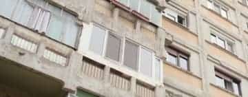 O femeie de 66 de ani a murit după ce a căzut de la etajul 4 al unui bloc din Ploiești