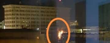 Incendiatorul de la Vodafone/UPC Ploiești este om al străzii. A fost reținut pentru 24 de ore