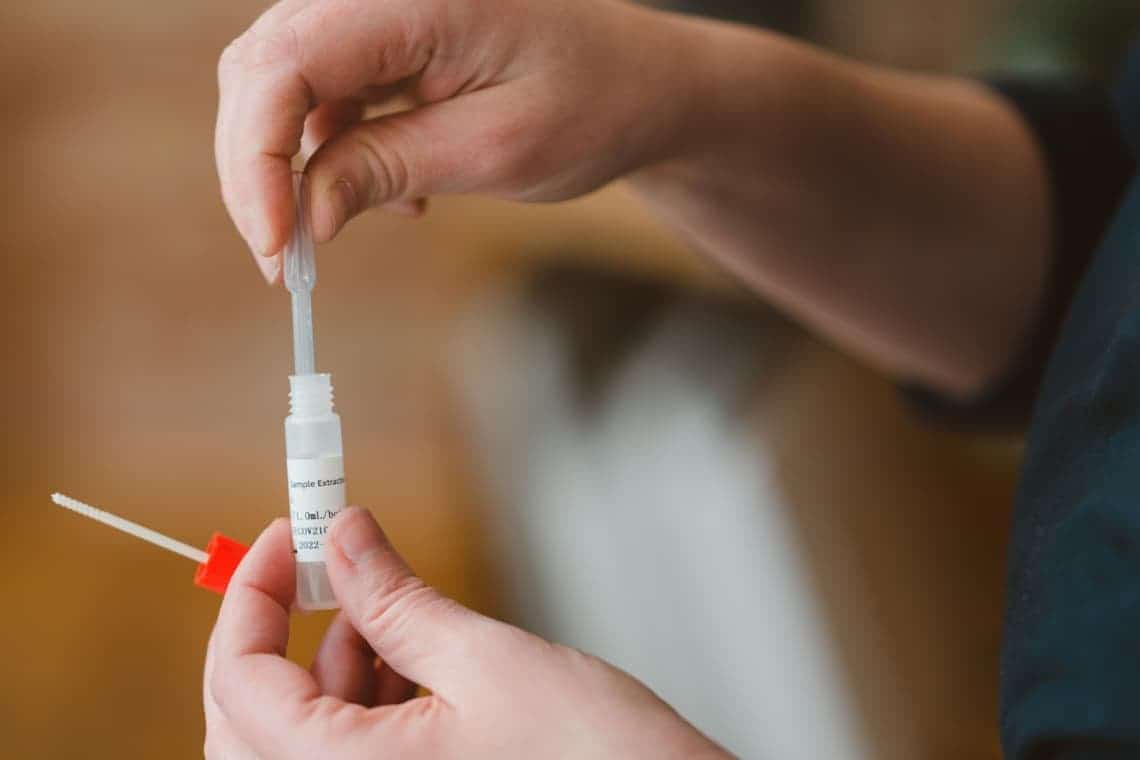 Testele Covid ajung marți în școlile din Prahova