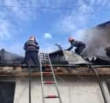 O casă din comuna Dumbrava a luat foc. Pompierii intervin cu două autospeciale