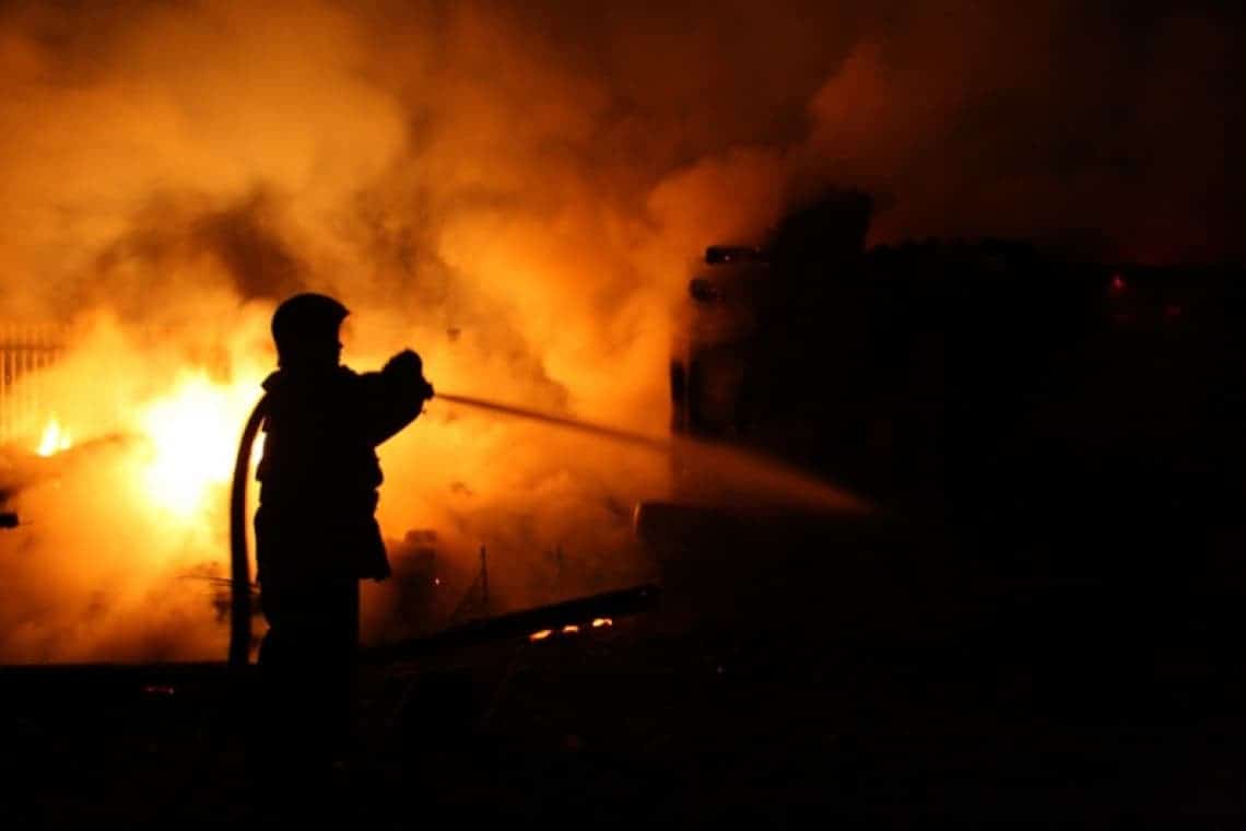 Incendiu la acoperișul unui bloc din Gura Vadului