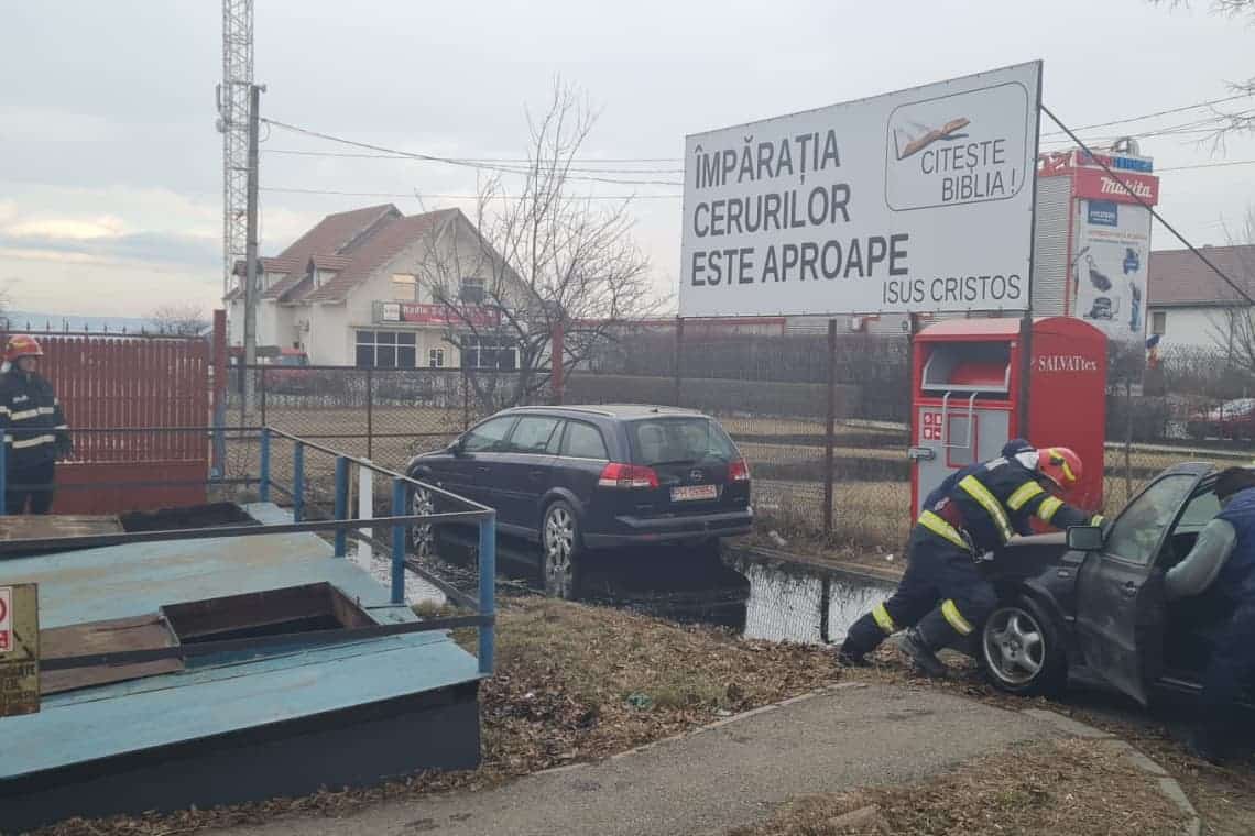 Pericol lângă cel mai mare bulevard din Ploiești. Un rezervor cu petrol s-a spart, iar combustibilul s-a împrăștiat pe sol
