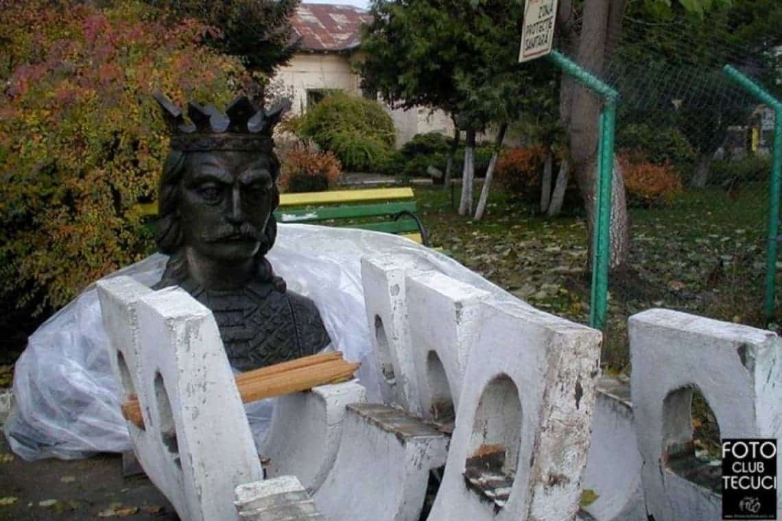 Ce mai fură românii? Statuia din bronz a lui Ștefan cel Mare a dispărut dintr-un depozit al Primăriei Tecuci!