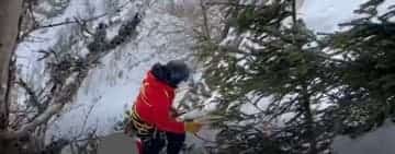 Video/Corpul alpinistei decedate în Bucegi a fost extras de pe munte de salvamontiști, cu ajutorul elicopterului MAI
