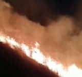 Pericol major la Boldești-Scăeni. Un incendiu puternic riscă să se apropie de sondele de pe dealurile din zonă