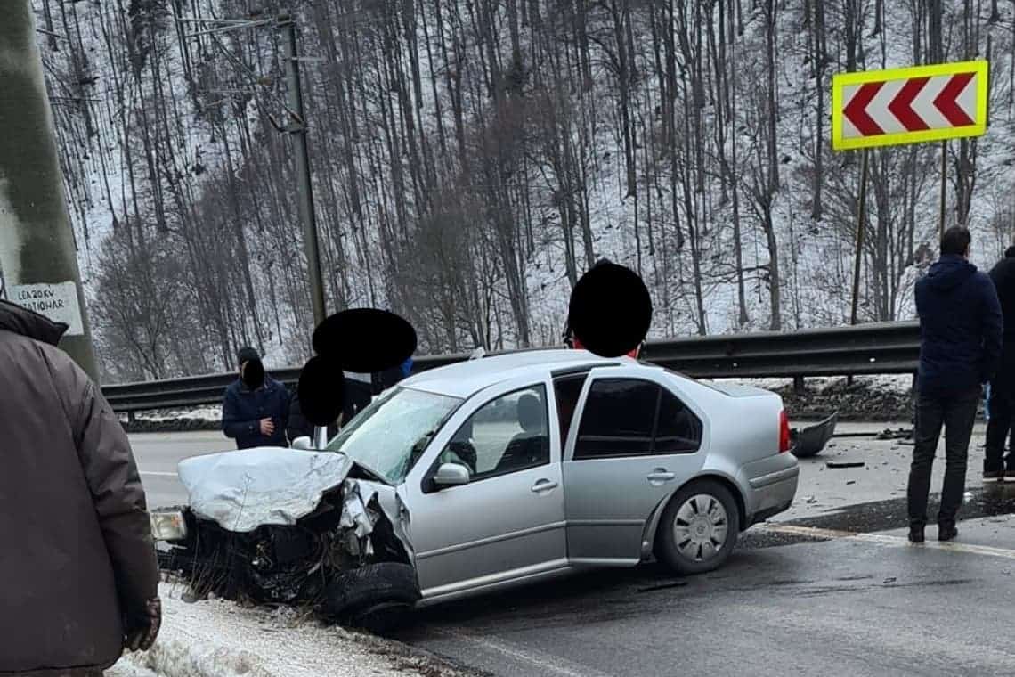 Trafic restricționat, la Azuga, din cauza unui accident rutier. O femeie a fost rănită