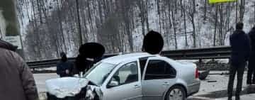 Trafic restricționat, la Azuga, din cauza unui accident rutier. O femeie a fost rănită