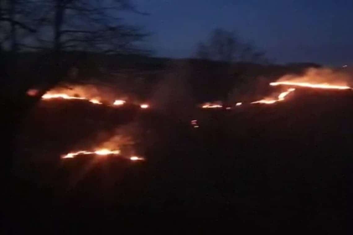 Prahova, sub semnul focului/ 134 de incendii necontrolate au mistuit, în numai o săptămână, 750 de hectare de teren