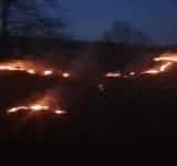Prahova, sub semnul focului/ 134 de incendii necontrolate au mistuit, în numai o săptămână, 750 de hectare de teren