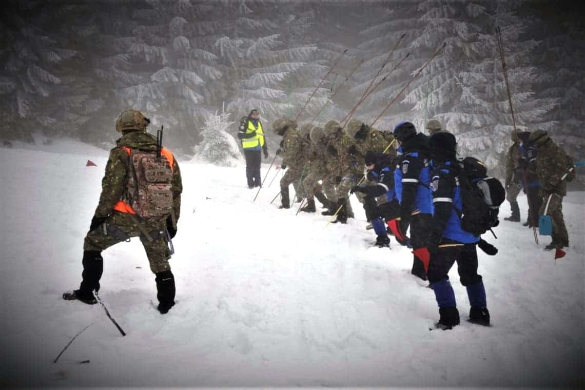 Exercițiu comun jandarmi - vânători de munte, în Bucegi, pentru căutarea și salvarea persoanelor surprinse de avalanșă
