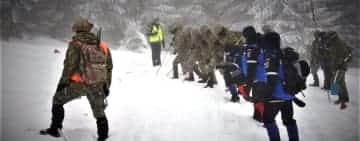 Exercițiu comun jandarmi - vânători de munte, în Bucegi, pentru căutarea și salvarea persoanelor surprinse de avalanșă