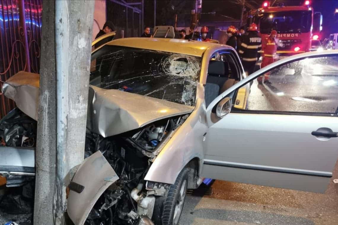 Un șofer băut a provocat un accident, pe strada Bobâlna din Ploiești. Ulterior, s-a oprit cu mașina într-un stâlp