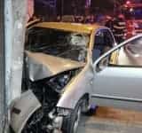 Un șofer băut a provocat un accident, pe strada Bobâlna din Ploiești. Ulterior, s-a oprit cu mașina într-un stâlp