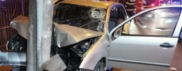 Un șofer băut a provocat un accident, pe strada Bobâlna din Ploiești. Ulterior, s-a oprit cu mașina într-un stâlp