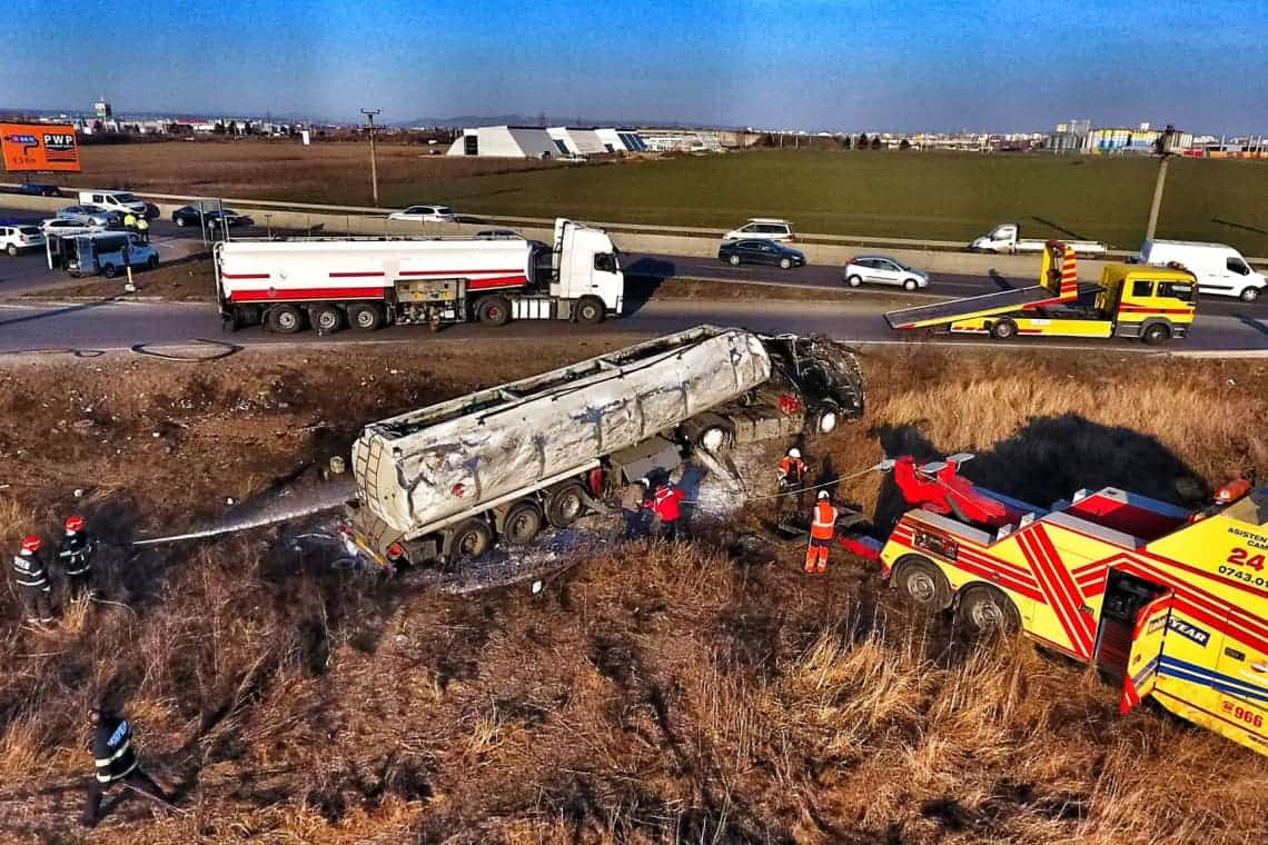 Misiune dificilă a pompierilor, în cazul camionului cu motorină răsturnat lângă Centura de Vest a Ploieștiului
