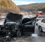 Mașinile implicate în accidentul de la Azuga, grav avariate în urma impactului. Cinci oameni au ajuns la spital