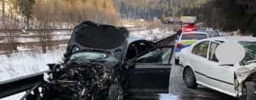 Mașinile implicate în accidentul de la Azuga, grav avariate în urma impactului. Cinci oameni au ajuns la spital