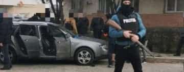 Video/ Spărgători de locuințe dotați și cu stații de emisie-recepție, prinși în flagrant de polițiști