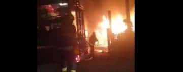 Video/Incendiu violent în comuna Filipeștii de Pădure. În sprijinul pompierilor prahoveni au intervenit și cei din Dâmbovița