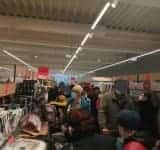 Înghesuială la raioanele cu reduceri, la redeschiderea magazinului Lidl Grădinari, din Ploiești