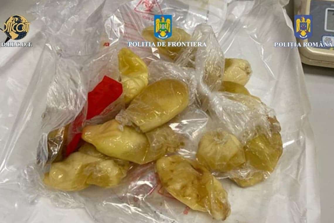 O braziliancă a încercat să intre în România cu un kg de cocaină în... stomac!