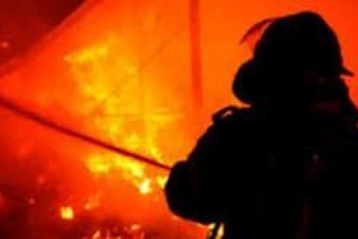 O casă din Breaza a fost cuprinsă de flăcări. Pompierii prahoveni intervin cu trei autospeciale