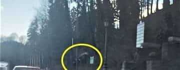 Au scăpat teferi după ce au căzut cu mașina în gol, în fața Gării Sinaia!