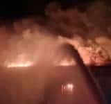 Incendiu de proporții la o fabrică de mezeluri din Mizil. Doi pompieri au suferit arsuri în timpul intervenției