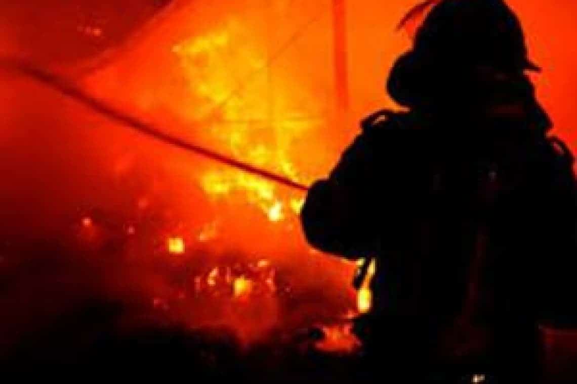 Incendiu la o casă din Ploiești. Pompierii intervin pentru stingerea flăcărilor