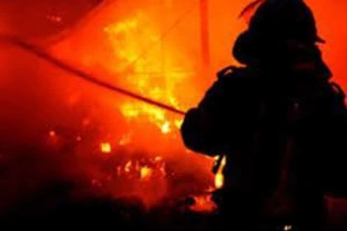 Incendiu în comuna Colceag. O casă și un magazin, în flăcări! 