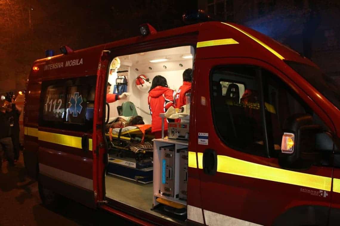 Două persoane au suferit arsuri, într-un incendiu produs în orașul Comarnic. O femeie a ajuns la spital