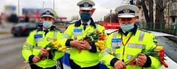 Flori și mărțișoare, de la polițiștii prahoveni, pentru doamnele și domnișoarele aflate în trafic