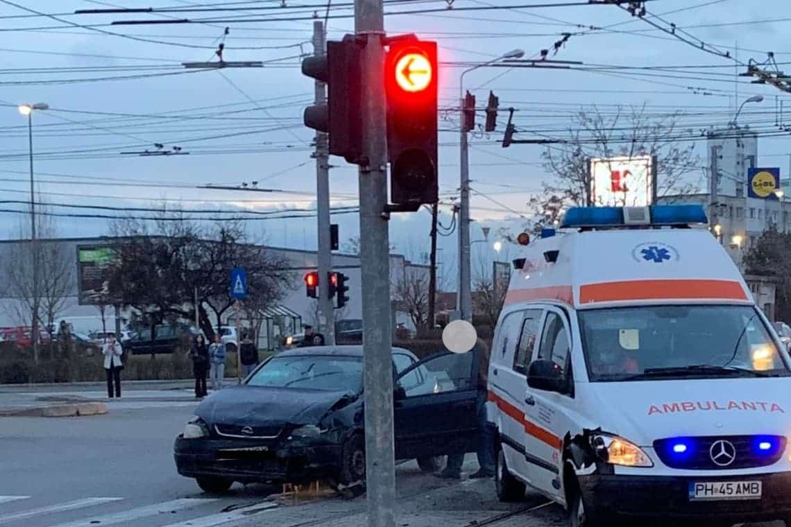 Ambulanță implicată într-un accident rutier pe Șoseaua Vestului din Ploiești