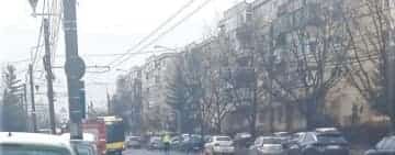 Un troleibuz, implicat într-un accident rutier, în Ploiești. Un bărbat a fost rănit